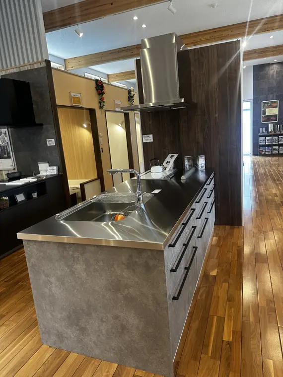 Japanese island kitchen with stainless steel worktop on display in the EST Tokyo showroom